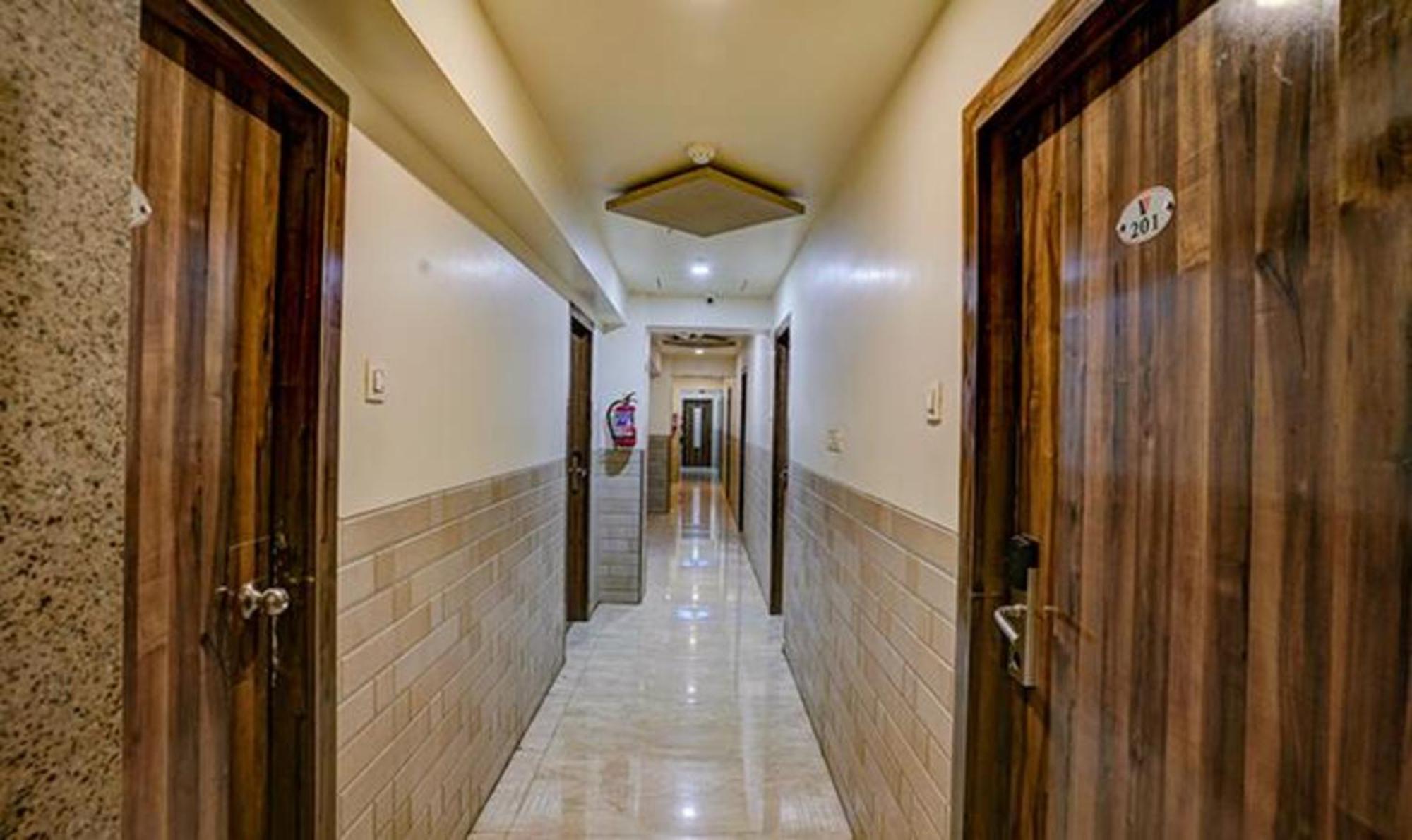 FabHotel Veera Residency Mumbai  Buitenkant foto