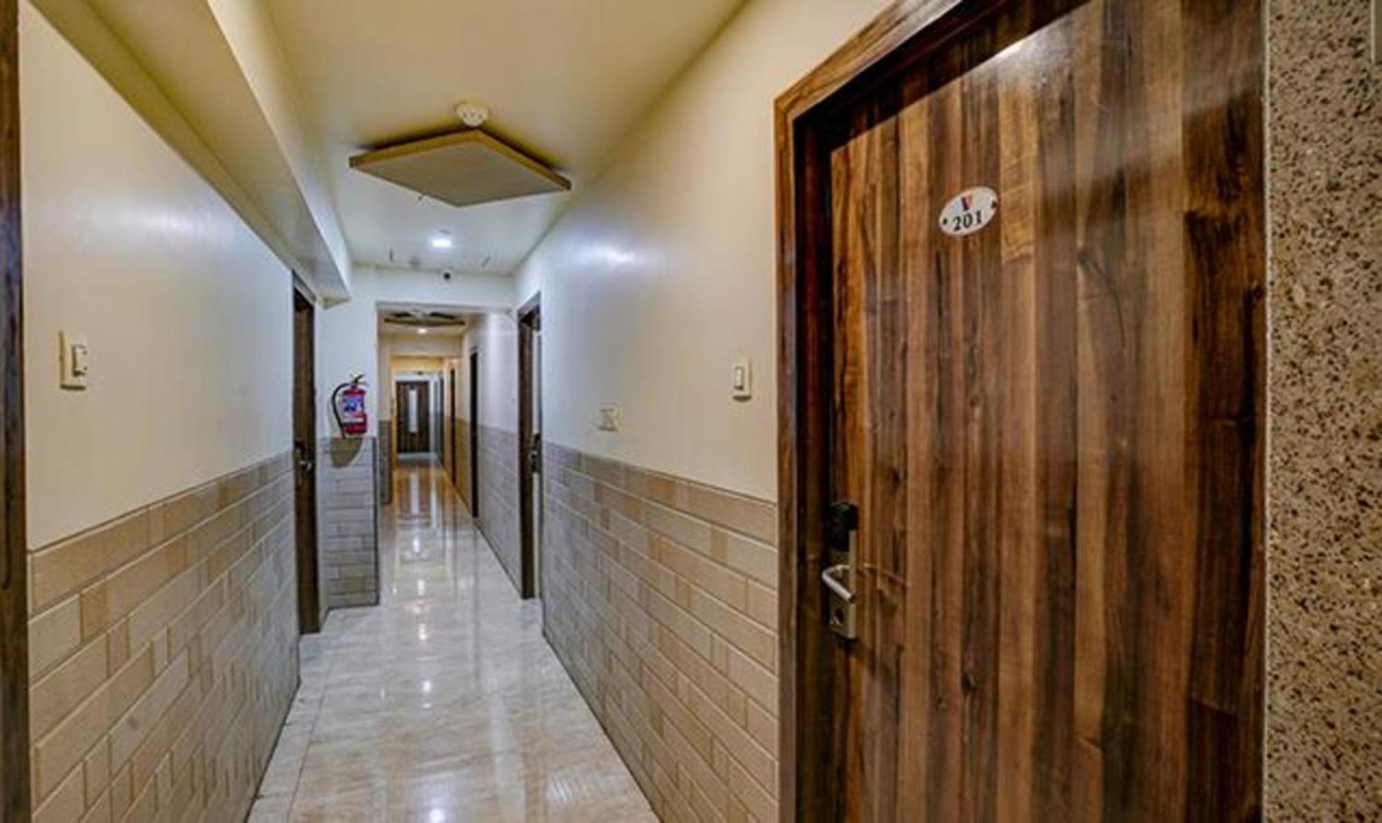 FabHotel Veera Residency Mumbai  Buitenkant foto