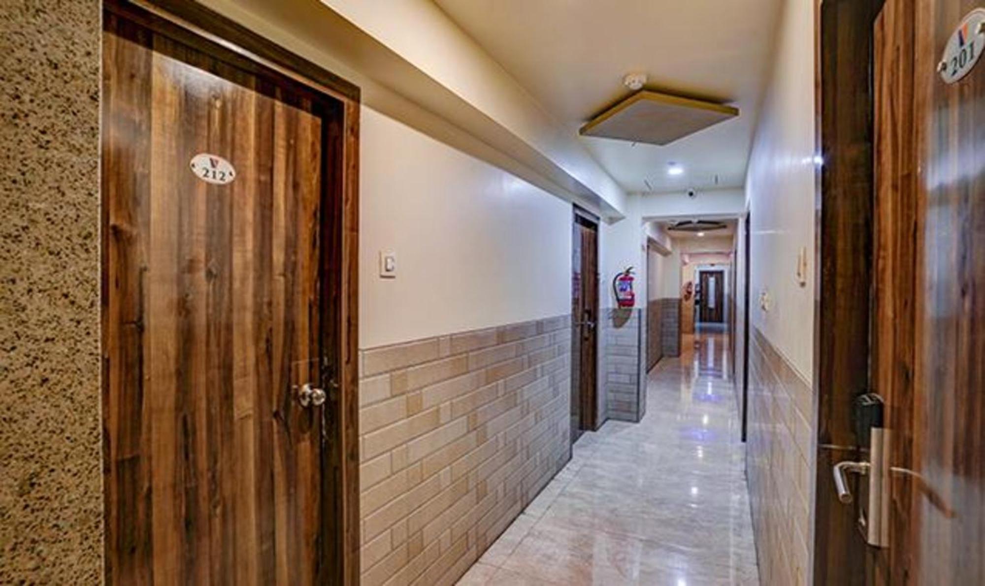 FabHotel Veera Residency Mumbai  Buitenkant foto