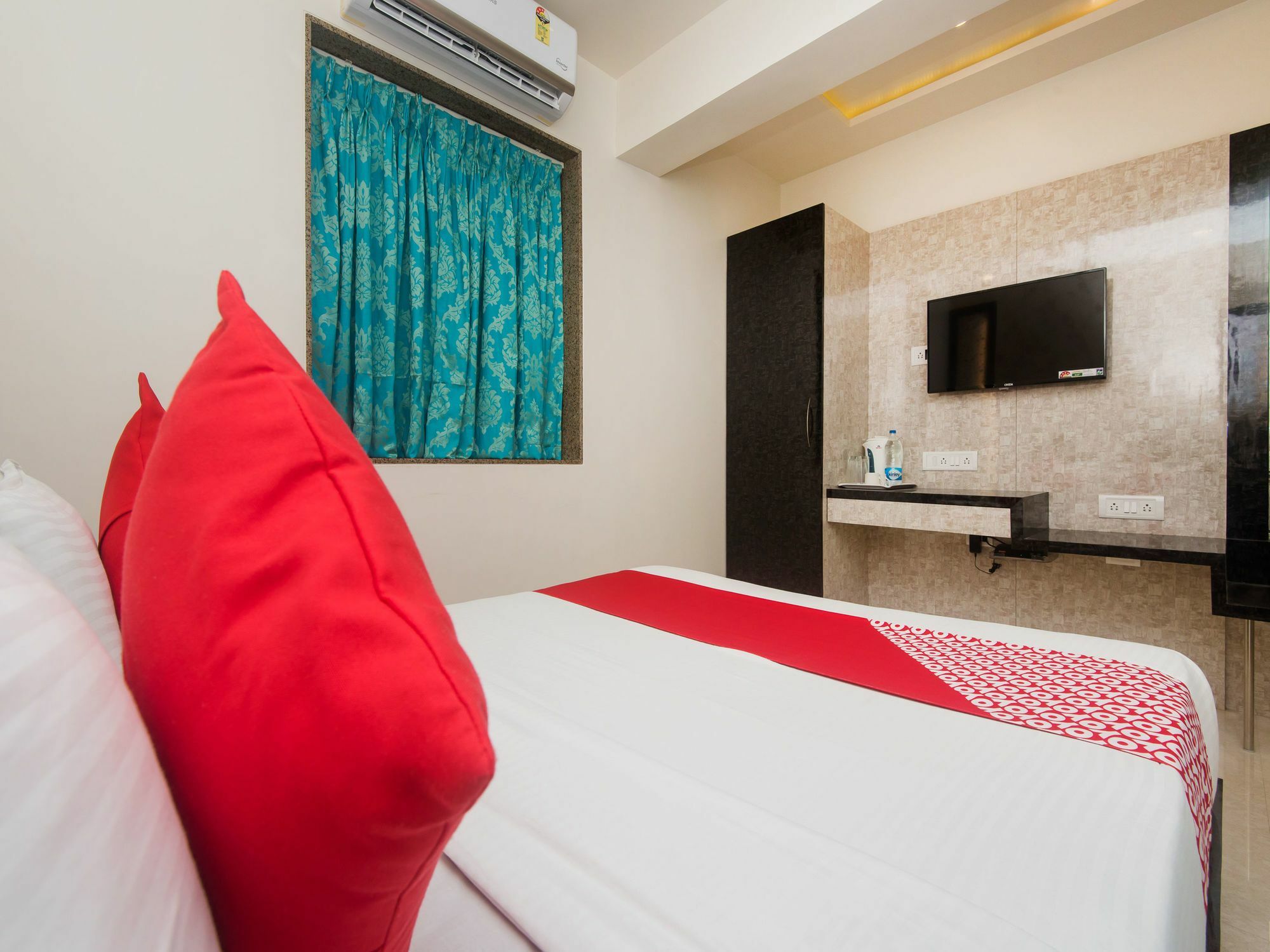 FabHotel Veera Residency Mumbai  Buitenkant foto